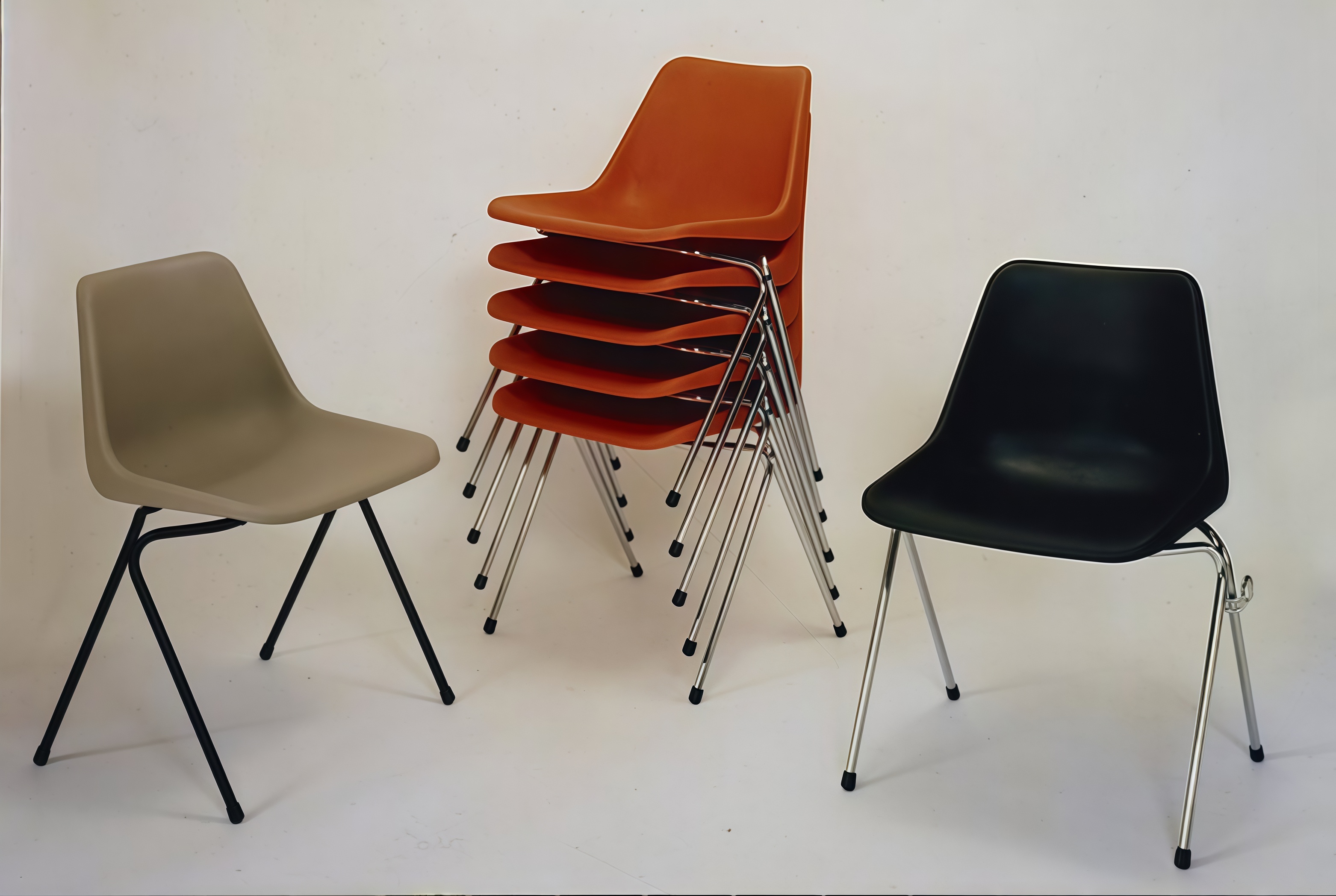 Polypropylene_side_chairs,_1964 Polypropylene_side_chairs,_1964